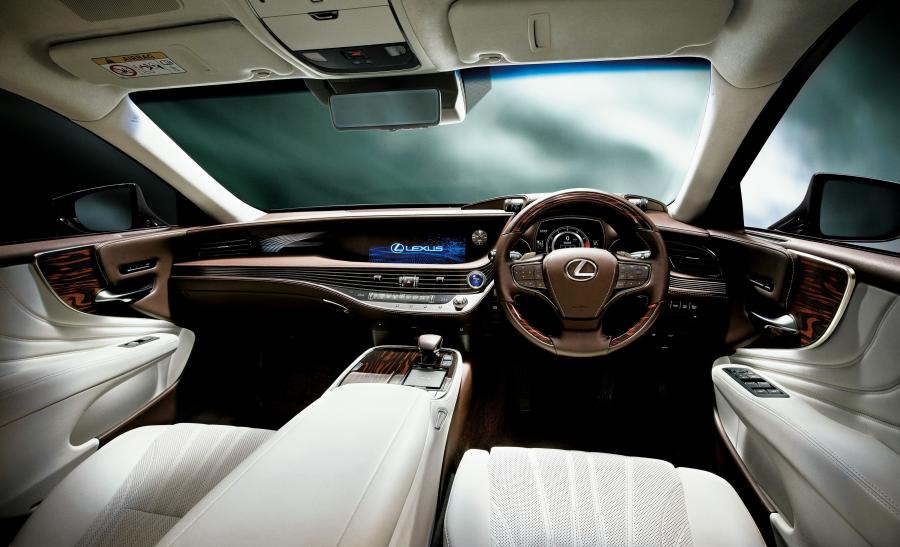 Торпедо Lexus LS500h 2017 года  (JP) (фото 13 из 35)